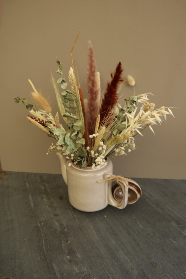 Oude theepot met droogbloemen
