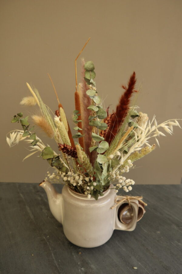 Oude theepot met droogbloemen - Afbeelding 3