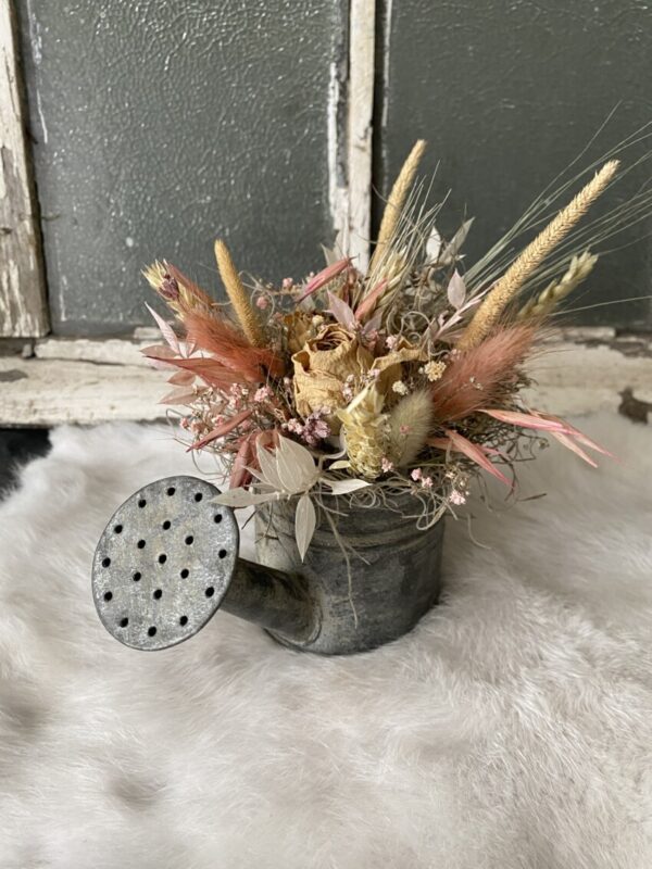 Droogbloemen in zinken gietertje V