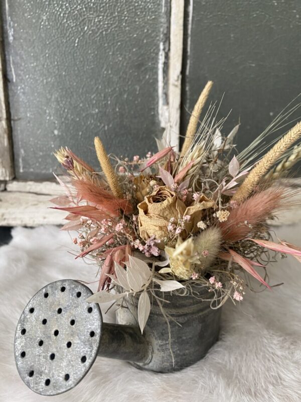 Droogbloemen in zinken gietertje V