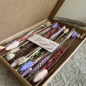 Droogbloemen brievenbus cadeau met kaart
