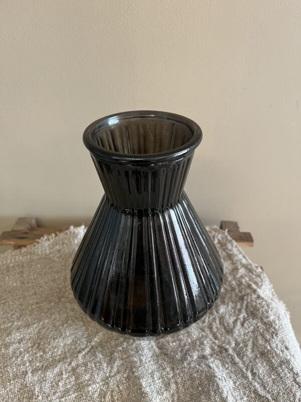 Glazen vaas zwart met ribbelmotief – 21 cm - Afbeelding 3