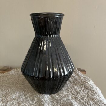 Glazen vaas zwart met ribbelmotief – 21 cm
