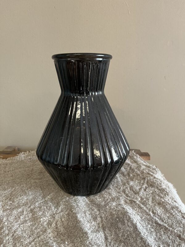 Glazen vaas zwart met ribbelmotief – 21 cm